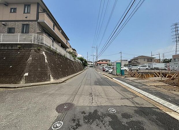 前面道路は整備されており、落ち着いた住宅街に位置しています。(2026.7.4撮影)