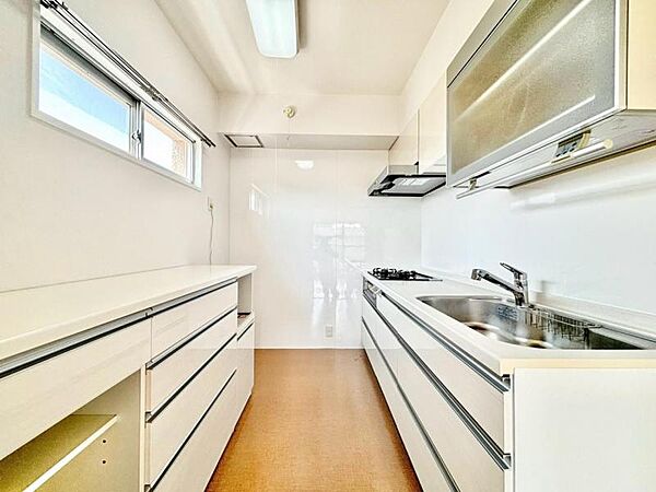 清潔感のあるキッチン。使い勝手の良い設備で効率よくお料理ができます。