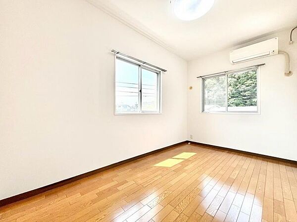 住まう方自身でカスタマイズして頂けるように「シンプル」にデザインされた室内。