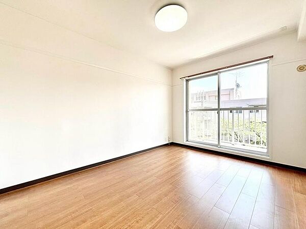 プライベートなベッドルームは暮らす方がお好みで飾れるシンプルな室内に仕上げてあります。