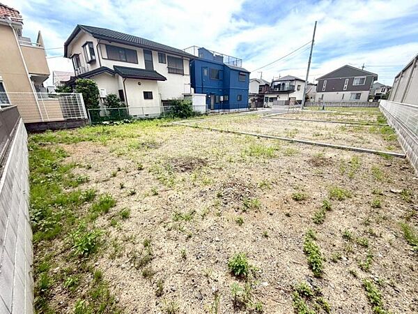 静かな住宅街に位置し、落ち着いた住環境が魅力です。