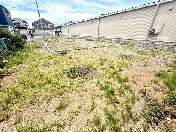 静かな住宅街に位置し、落ち着いた住環境が魅力です。