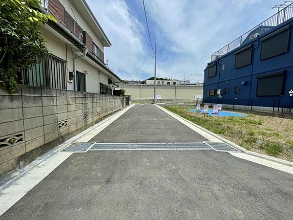 静かな住宅街に位置し、落ち着いた住環境が魅力です。