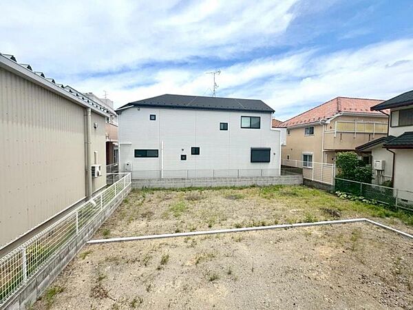 静かな住宅街に位置し、落ち着いた住環境が魅力です。