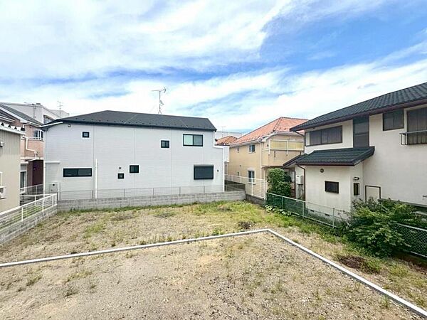 静かな住宅街に位置し、落ち着いた住環境が魅力です。