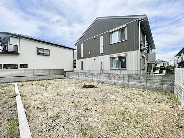 静かな住宅街に位置し、落ち着いた住環境が魅力です。