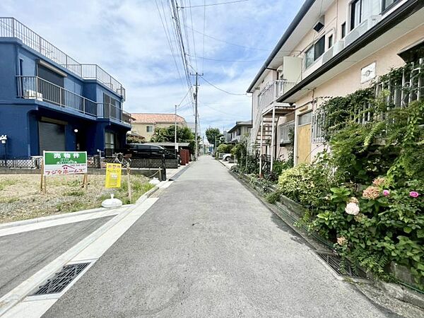 幅員のある道路で、車の出入りもスムーズに行えます。