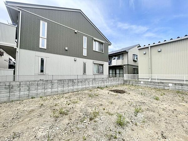 静かな住宅街に位置し、落ち着いた住環境が魅力です。