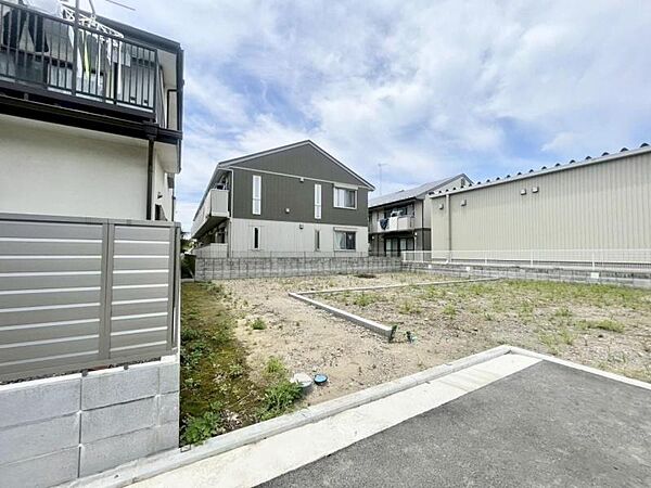 静かな住宅街に位置し、落ち着いた住環境が魅力です。