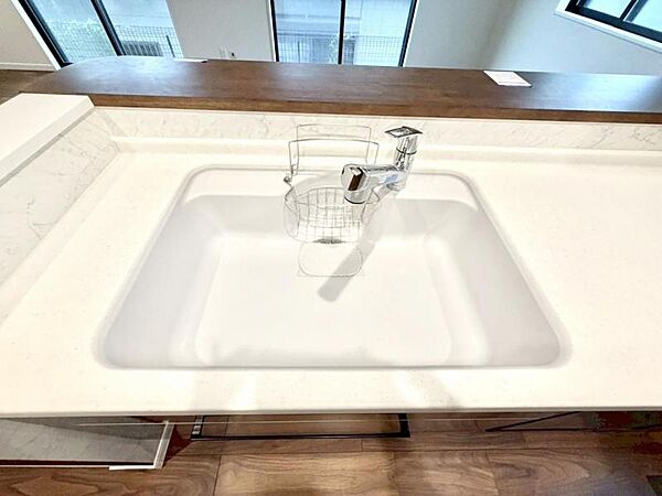 キッチンの水栓には、浄水器を標準装備。水道水をそのまま飲むことができ、お米などをおいしく炊くことも可能です。