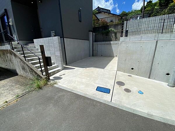 車の出し入れもスムーズな使い勝手の良い駐車スペースです。