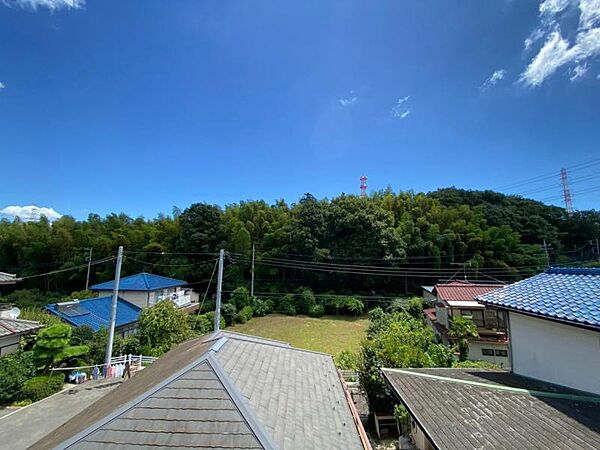 都市の美しい夜景を眺めながら、落ち着いた時間を過ごせます。
