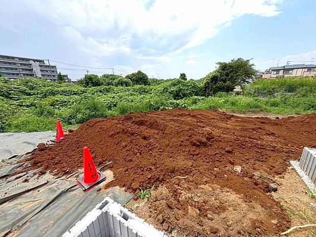 この場所だからこそ叶えられる開放感、陽光を取り入れた住宅です。是非現地でご体感くださいませ。(2026年7月撮影)