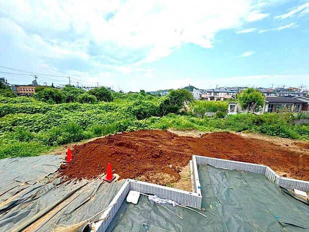 この場所だからこそ叶えられる開放感、陽光を取り入れた住宅です。是非現地でご体感くださいませ。(2026年7月撮影)