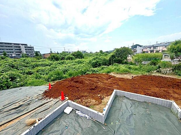 完成前の状態をご覧いただくことで、隣接した環境もしっかりとご覧いただけます(2026年7月撮影)