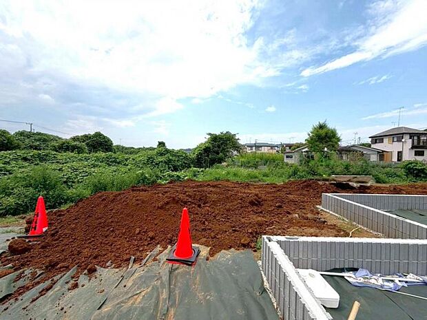 スーパーや区役所などの行政施設も充実した住みやすい環境です。(2026年7月撮影)