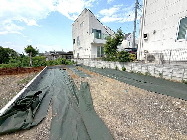 現地で広さのご体感ができます。図面と合わせてご説明しますので、お気軽にお問い合わせください(2026年7月撮影)