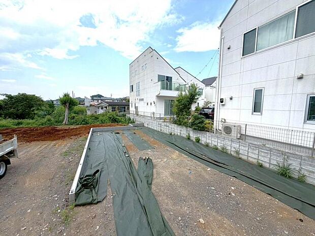 回遊性の高いアイランドキッチンを配置し、複数人でのお料理も快適。(2026年7月撮影)