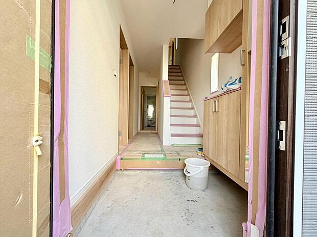 広々とした玄関で大切なお客様をお出迎え。明るく気持ちの良い玄関は気持ちが盛り上がります。