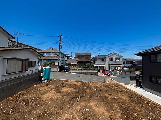 隣接した環境もしっかりとご覧いただけます。図面だけでは分からない現地の雰囲気もご確認ください。(2026.7.26撮影)