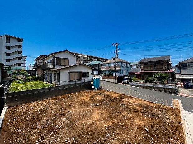 たっぷりと陽光が注がれる明るい空間。家族の成長に対応できる永住仕様の間取り形成を実現します。(2026.7.26撮影)