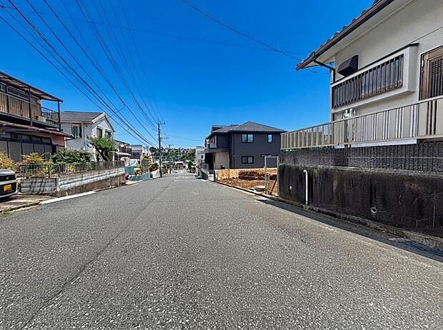 毎日のお車の出し入れもストレスなく行えます。(2026.7.26撮影)