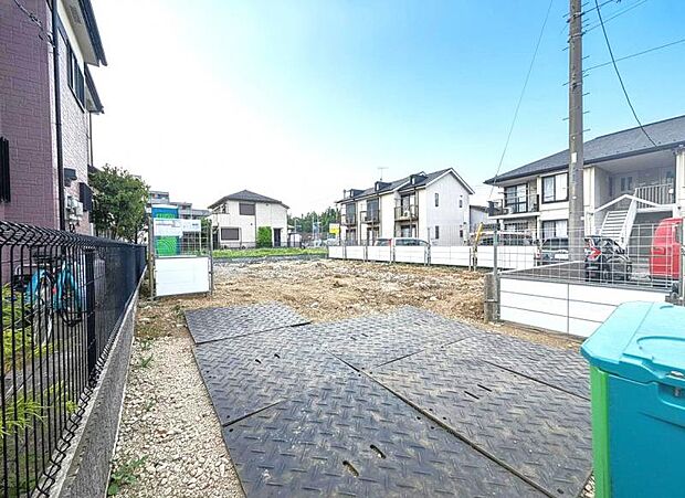 ご両親や友人・知人が訪ねてきても大丈夫。駐車スペース2台分(車種による)を確保してあります。玄関につながる駐車スペースなので重い荷物の出し入れの負担を最小限に抑えられます。(2026年7月撮影)