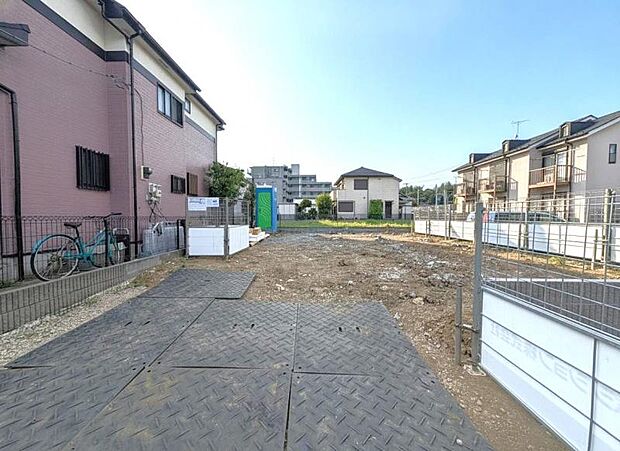 環境に恵まれ、陽光に包まれた邸宅は月日が経っても色褪せることなく「オンリーワン」に輝き続けます。(2026年7月撮影)