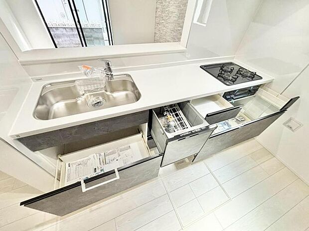 広々とした対面式キッチンスペース。食洗機と浄水器が付き、収納力もあるキッチンはお料理が捗ります。