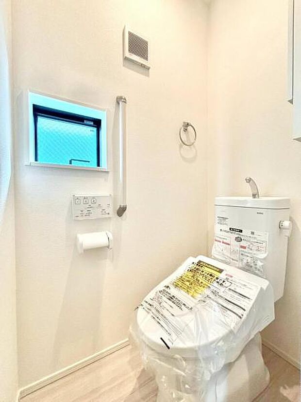 ウォシュレット付き清潔感の溢れるトイレです。落ち着いた空間で安らぎのひとときをお過ごし頂けます。(2か所あります)