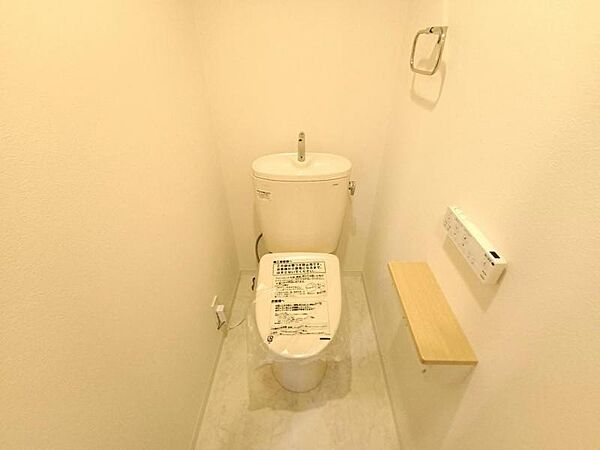 収納付きで、トイレットペーパーや掃除道具もすっきり収納できます。