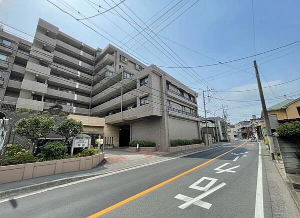 前面道路は整備されており、落ち着いた住宅街に位置しています。
