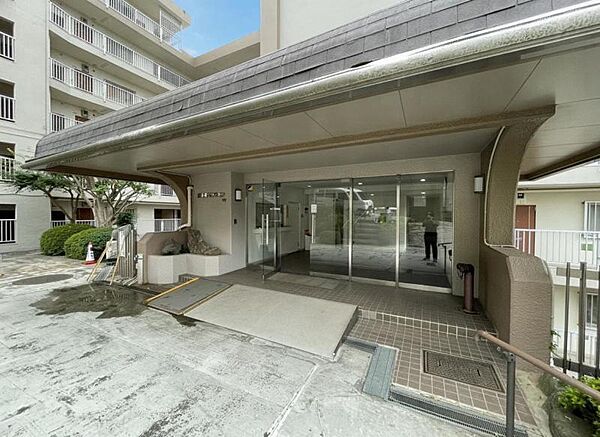 街に溶けこみ美しい景観を生み出すこの邸宅は採光や風通しまで考え抜いて造りあげました。