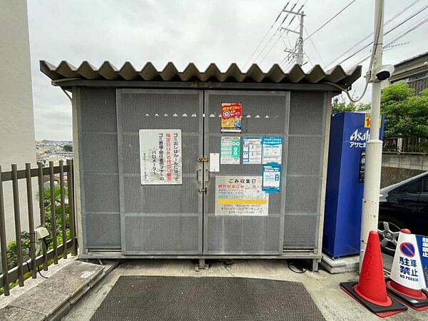 エントランスからすぐのところに設置されております。