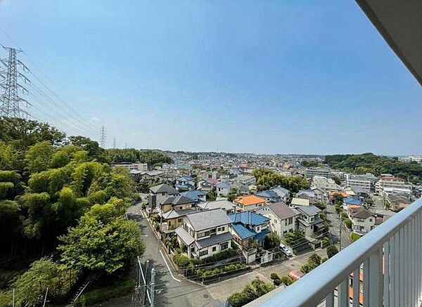→バルコニーからの眺望。季節による景色の変化を日常の生活と共に感じてください。