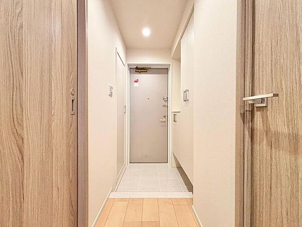毎日気持ちよく出入りできる、明るく開放的な玄関です。