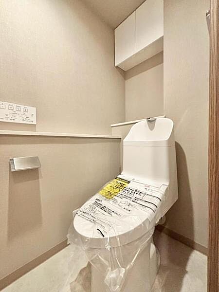 広々としたトイレ空間で、圧迫感を感じることなく快適に使用できます。