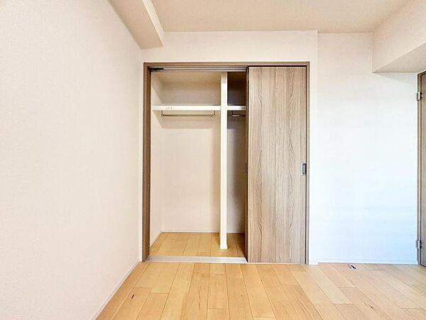 大切なお洋服にしわを付けずにそのまましまうことが出来ます。思い出のお洋服は思い出と一緒に大切に保管しましょう。