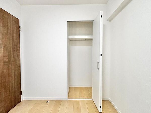 部屋に備えられたクローゼット。普段使わないものなども収納可能ですので、居室を広く使うことが出来ます。