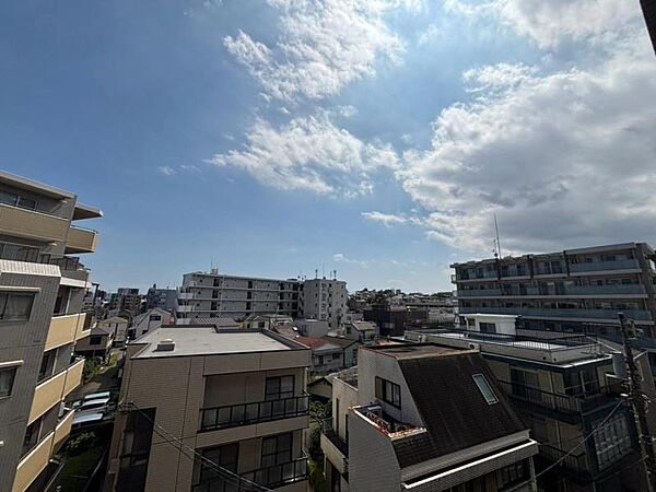 使い易いバルコニー。やわらかな陽射し・心地よい風。どこまでも広がる空の下、限りない開放感を味わえる空間です。