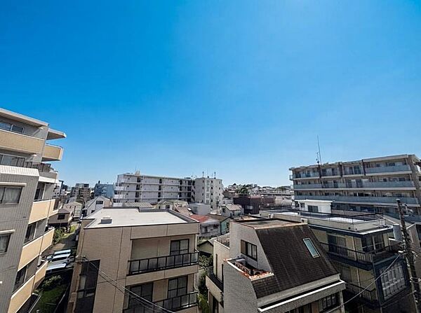 使い易いバルコニー。やわらかな陽射し・心地よい風。どこまでも広がる空の下、限りない開放感を味わえる空間です。