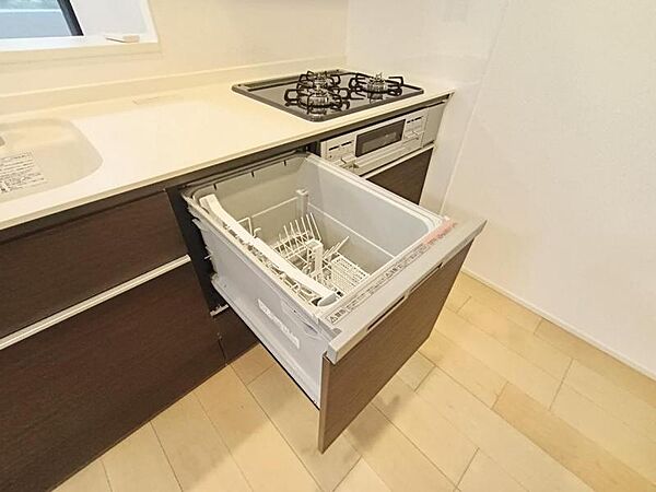 食器洗浄乾燥機　食器の後片付けに便利な食器洗浄乾燥機を標準装備。ビルトインタイプなので見た目もスッキリ、特に共働き世帯のご家族には必須品です。