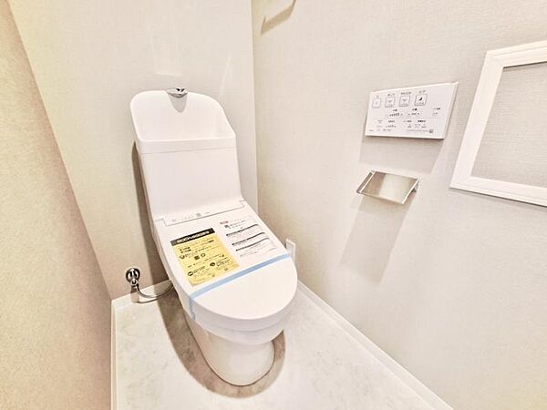 収納付きで、トイレットペーパーや掃除道具もすっきり収納できます。