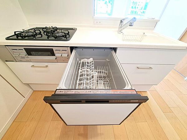 食器洗浄乾燥機　食器の後片付けに便利な食器洗浄乾燥機を標準装備。ビルトインタイプなので見た目もスッキリ、特に共働き世帯のご家族には必須品です。