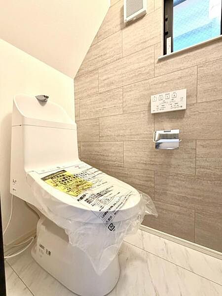 ウォシュレット付き清潔感の溢れるトイレです。落ち着いた空間で安らぎのひとときをお過ごし頂けます。（2か所あります）