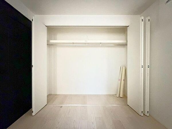 大きなクローゼット。お子様のオモチャはもちろん、パパのスーツやママのバッグまでたっぷり収納できそうですね。