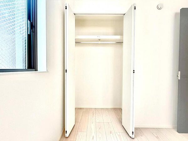 クローゼットには棚やハンガーパイプが付いており、スーツや上着などがスッキリ収納可能です。