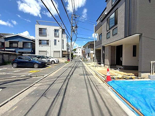 前面道路4ｍです。毎日のお車の出し入れもストレスなく行えます。