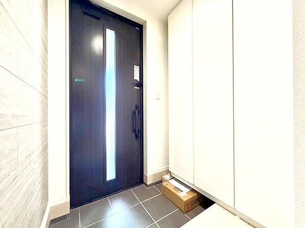雑多な玄関ではなくスッキリ空間としてお家の顔になるよう設計いたしました。