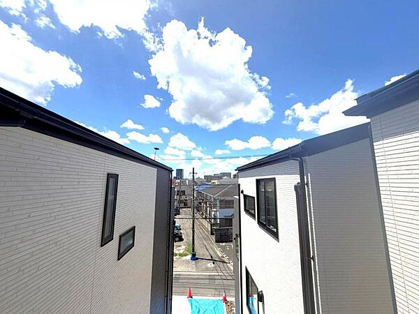 ほっと一息つきたい時に望むこの眺望。リラックスできる空間になりますね。